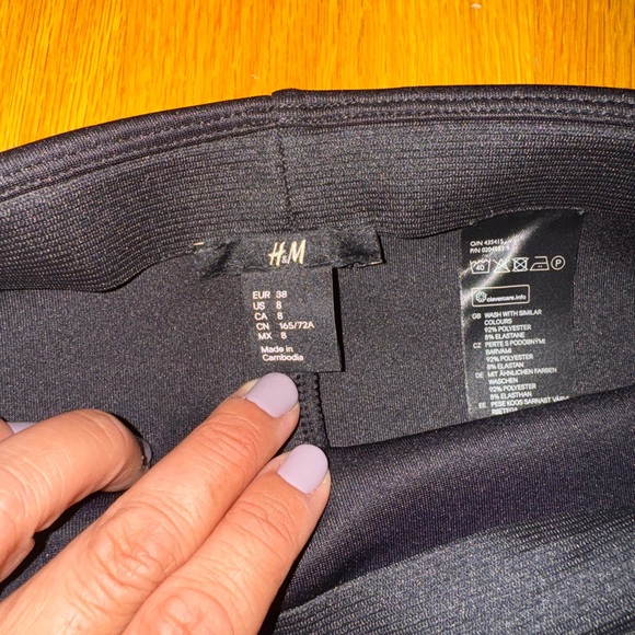 H&M Classic Black Pencil Skirt - Picture 3 of 3